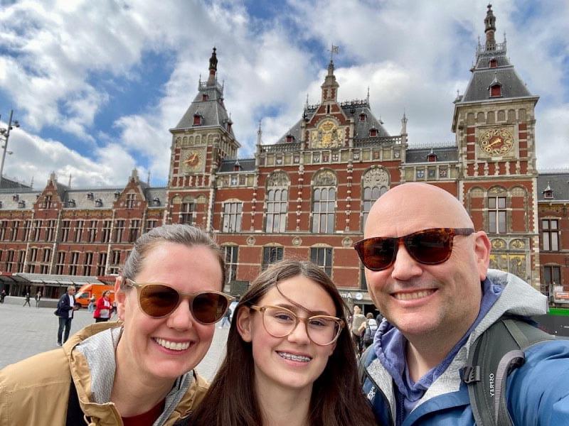 托尼·格瑙(左)和他的女儿, Betsy, and wife, Katie, earlier this year in Amsterdam, where he had a heart attack. (图片由格瑙一家提供)